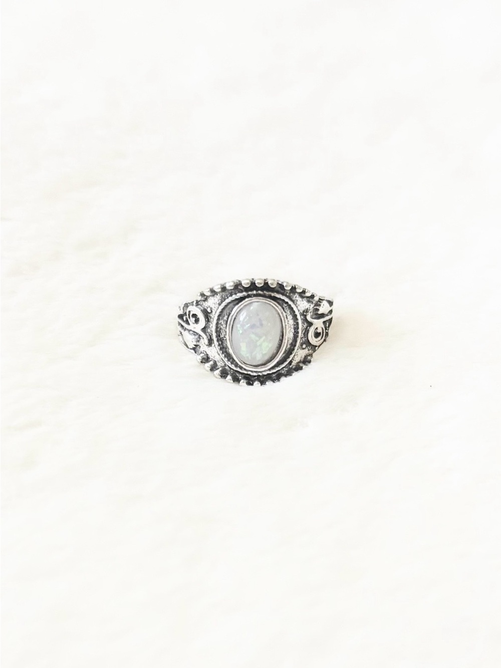 5/$15 🩷 MUST BUNDLE Silver Opal-Effect Oval Statement Ring - White